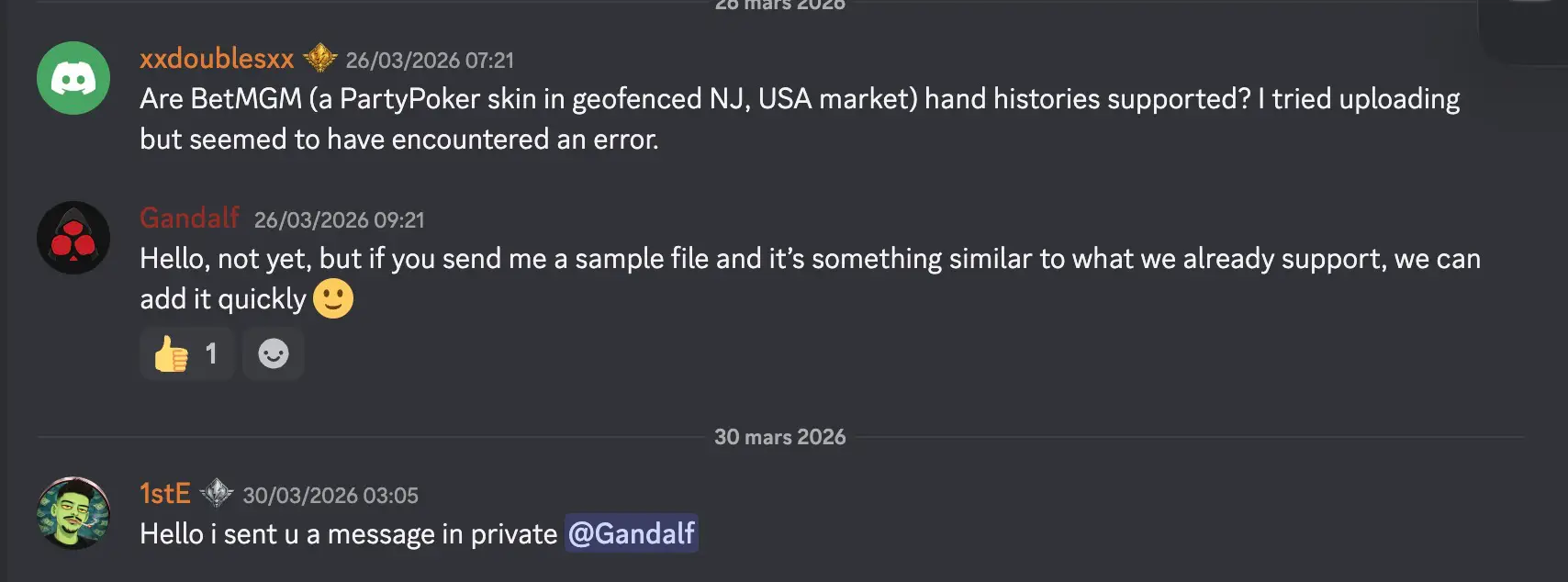 Capture d’écran d’une conversation sur le Discord anglophone avec les badges de Divisions à droite du pseudo des utilisateurs.